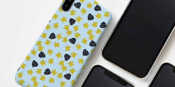 캐릭터 상품 중 핸드폰케이스. 연하늘색 바탕에 꼬릴의 얼굴과 바나나가 패턴으로 들어간 디자인이다.